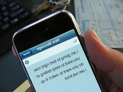Hur flirta via textmeddelanden. Titta på din stavning och grammatik.