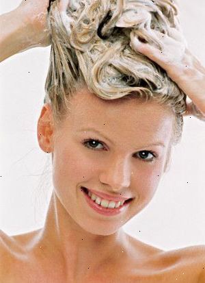 Hur man tvätta håret. Helt blöta håret med vatten genom att skölja den i cirka en minut.