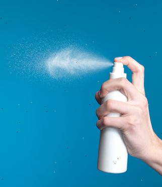 Hur du gör din egen deodorantsprej. Fyll sprayflaska ungefär halvvägs med vatten.