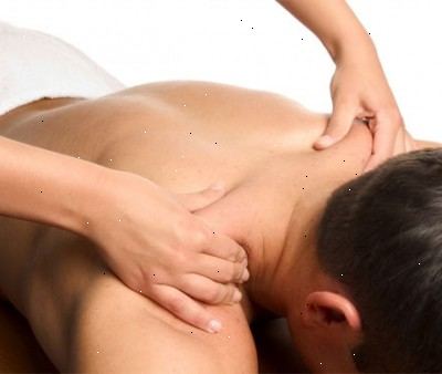 Hur man gör en hård kärna avancerad terapeutisk massage. Börja med framsidan uppåt bröstet, sin arm ner till sida.