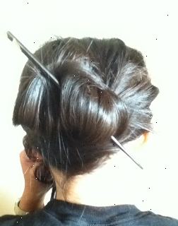 Hur man lägger upp håret med pinnar. Lokalisera ett par ätpinnar.