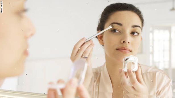 Hur man gör makeup varar hela dagen. Tvätta ansiktet med en mycket mild rengörings monteras på din hudtyp.