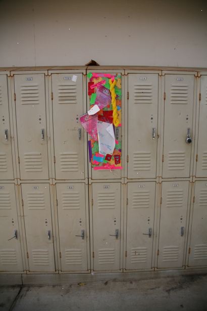 Hur att dekorera någons skåp för deras födelsedag. Se till att din skola kan du dekorera någons skåp.